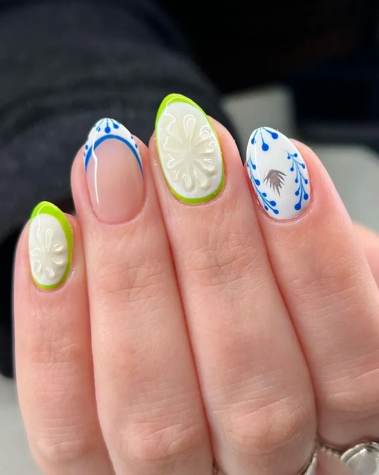 un mariage réussi entre vert citron et bleu pour un nail art qui sort de l'ordinaire