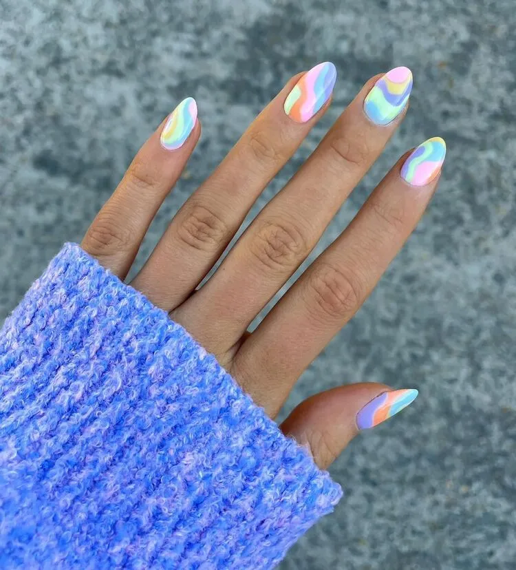 une féerie pastel sur des ongles en amande