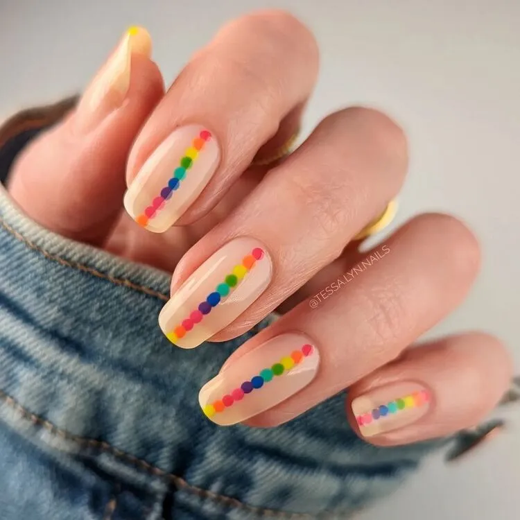 une représentation minimaliste du nail art arc en ciel classique