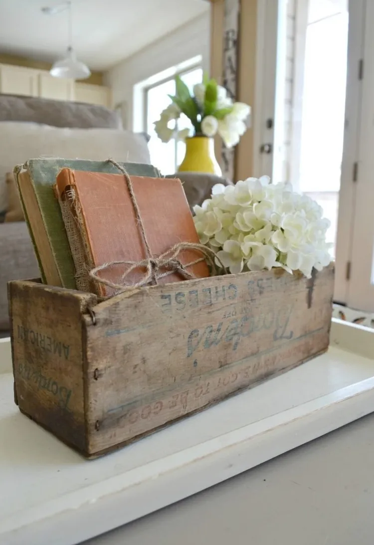 vieille caisse en bois, livres attachés avec du fil de jute et fleur d'hortensia diy déco vintage simple et réussie