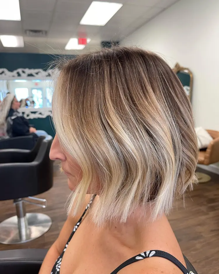 balayage blond au lait tendance pour l'été 2024 sur cheveux courts simplicitysalon instagram