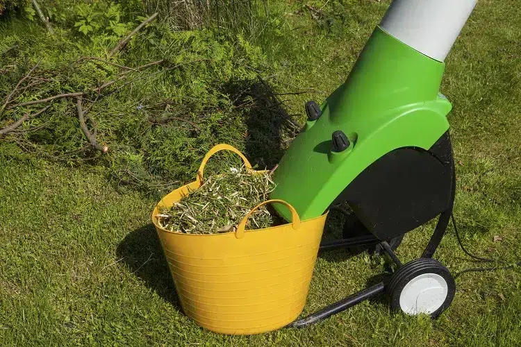 broyeur pour transformer les déchets végétaux en paillis pour le jardin