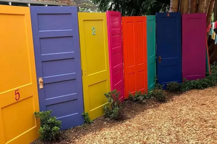 clôture de jardin en vieilles portes