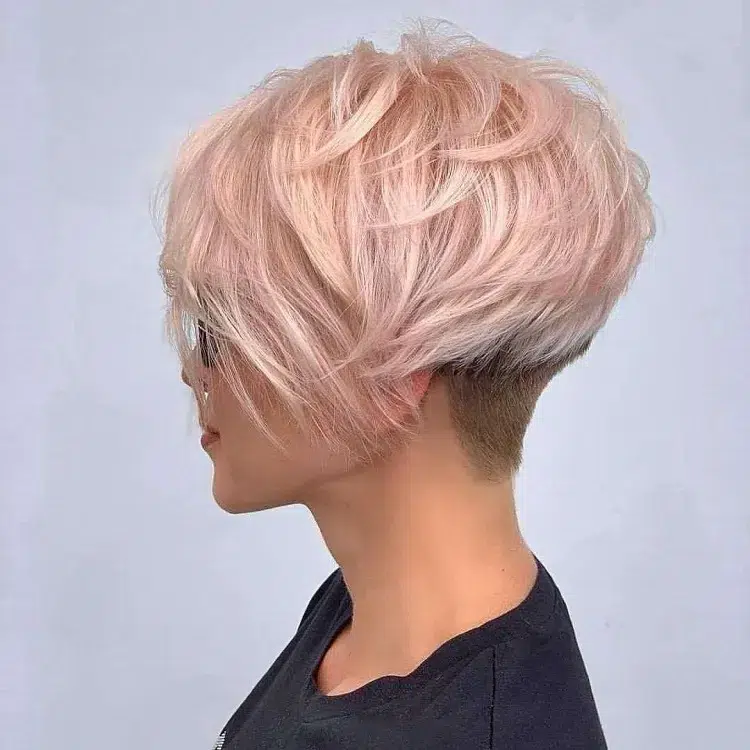 coloration rose gold hair sur une pixie longue pour l'été 2024