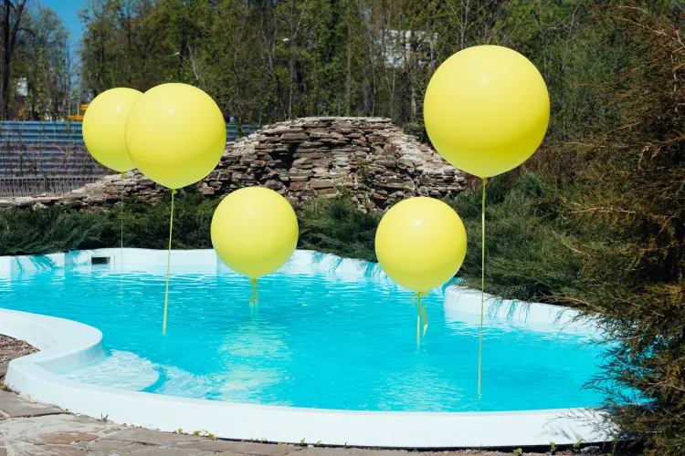 comment décorer une piscine avec des ballons mirage studio shutterstock