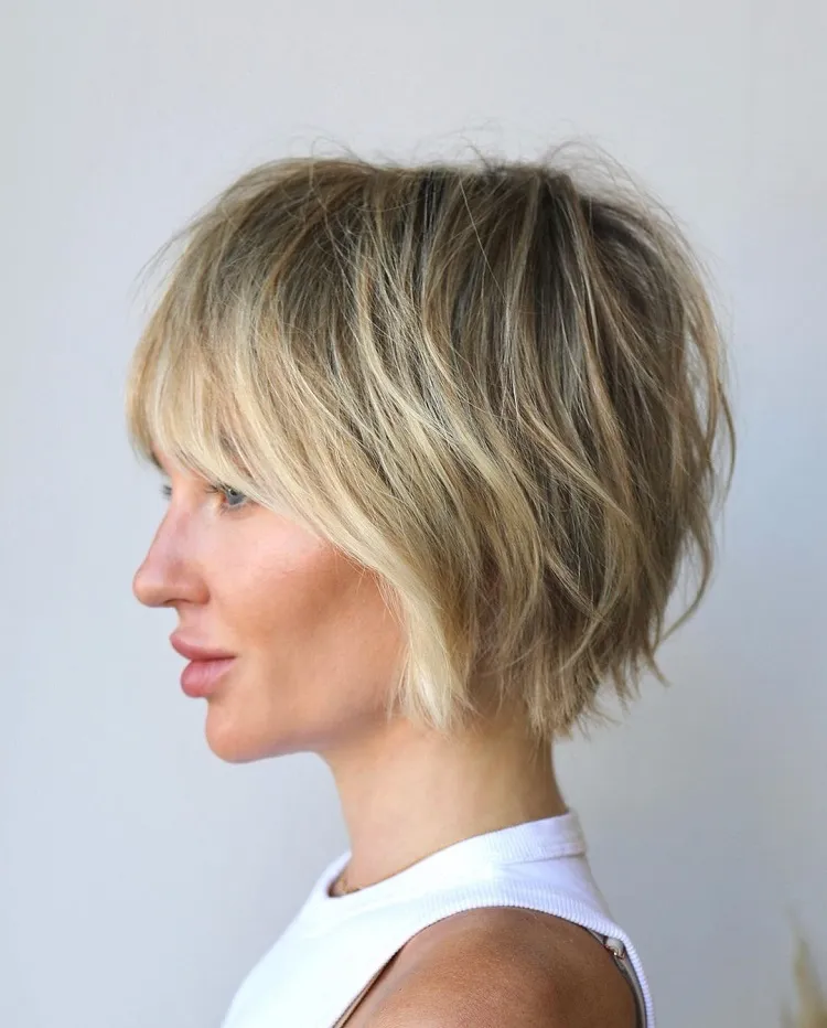 coupe bixie ou un carré court avec dégradé à mi chemin entre une pixie cut et un bob