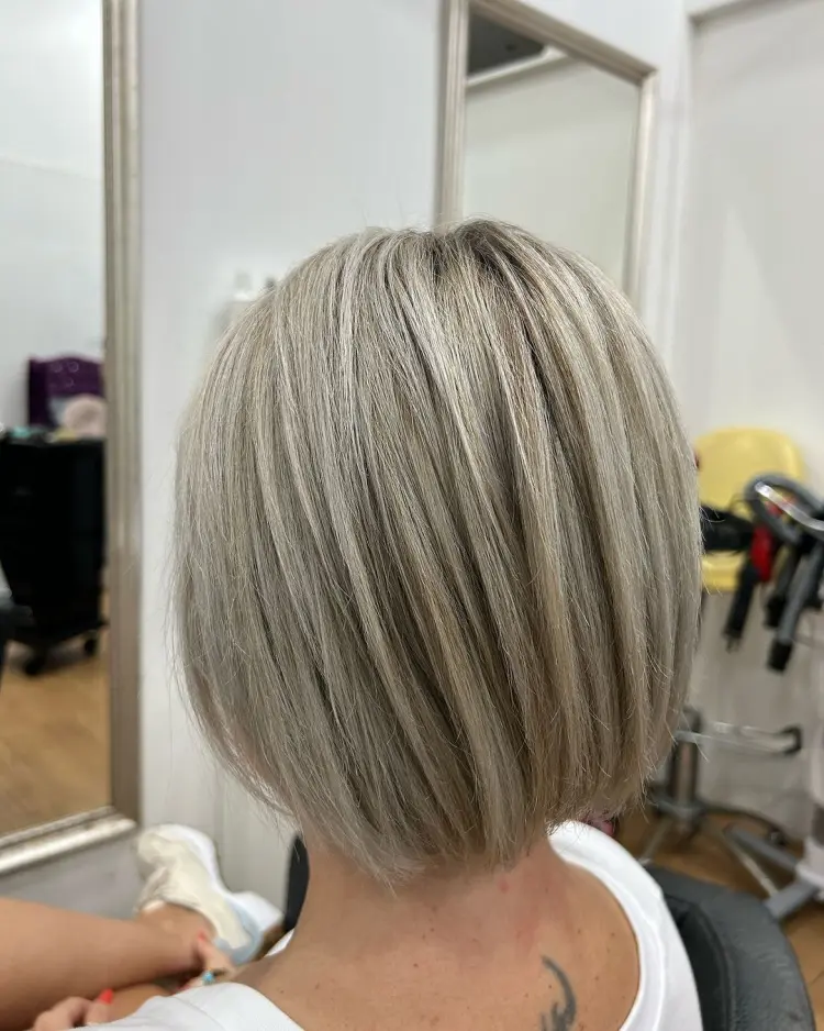 coupe courte avec balayage gris pour femme après 40 ans 