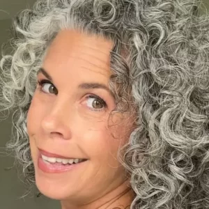 coupe courte pour cheveux frisés après 50 ans welcometomycurls instagram