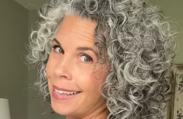 coupe courte pour cheveux frisés après 50 ans welcometomycurls instagram