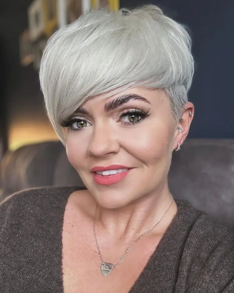 coupe courte pour cheveux gris après 50 ans 