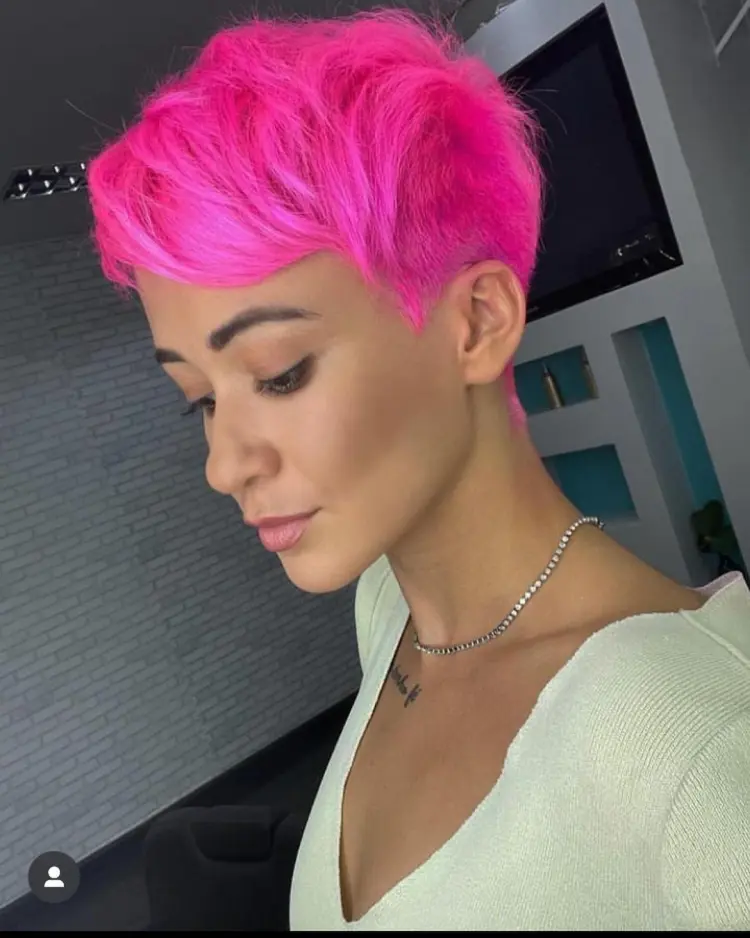 coupe de cheveux courte avec cheveux roses 