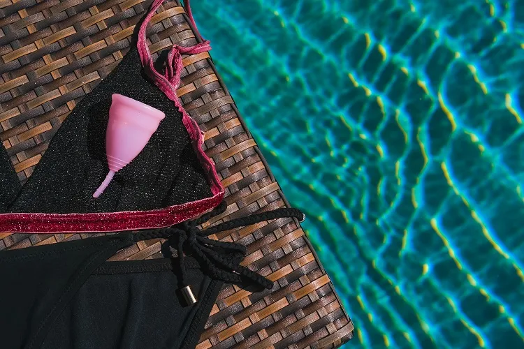coupe menstruelle et maillot de bain pour rester protégée en vacances quand on a ses règles