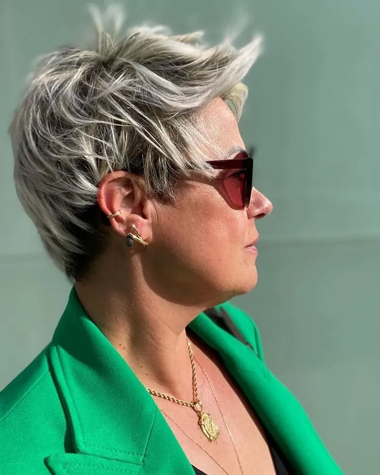 coupe pixie avec frange effilée et lunettes pour paraître plus jeune à 50 ans femme