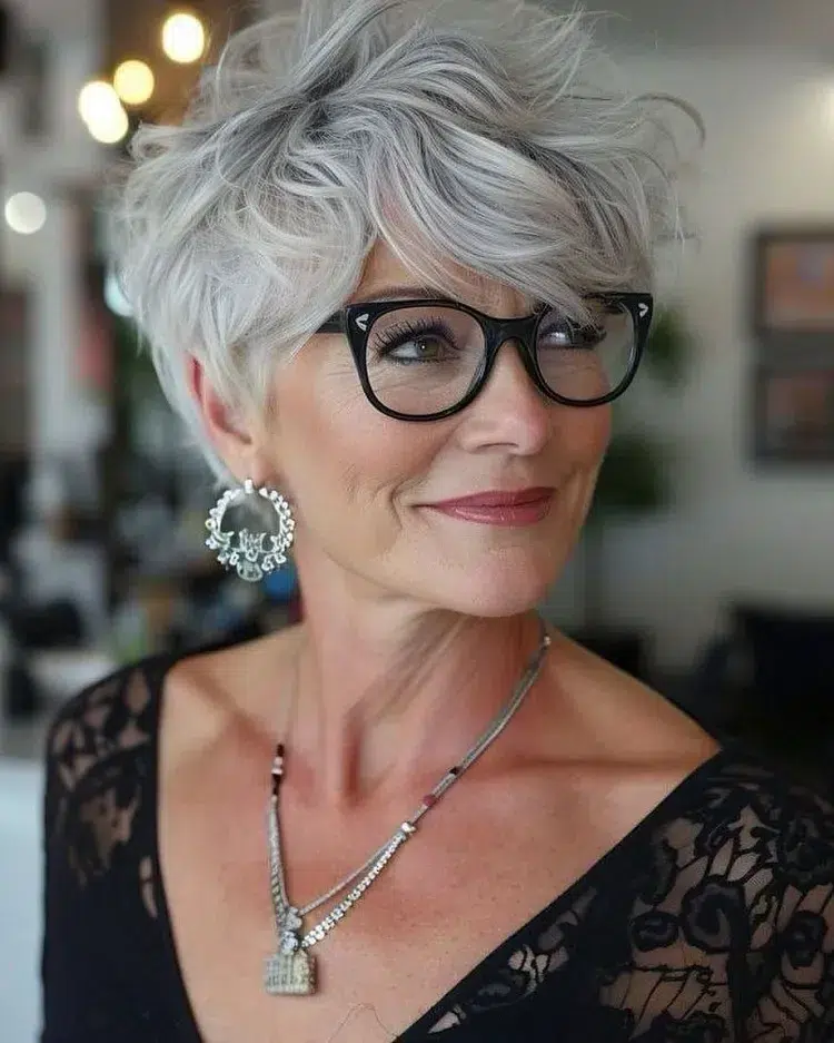 coupe pixie longue bixie cut avec frange longue sur le côté et lunettes pour femme 50 60 ans