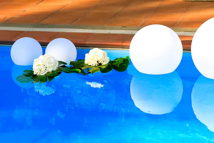 déco de piscine avec fleurs flottantes photokrat shutterstock