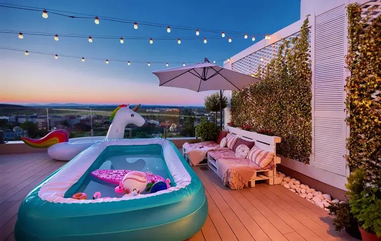 déco de pool party avec des guirlandes lumineuses olesia bilkei shutterstock