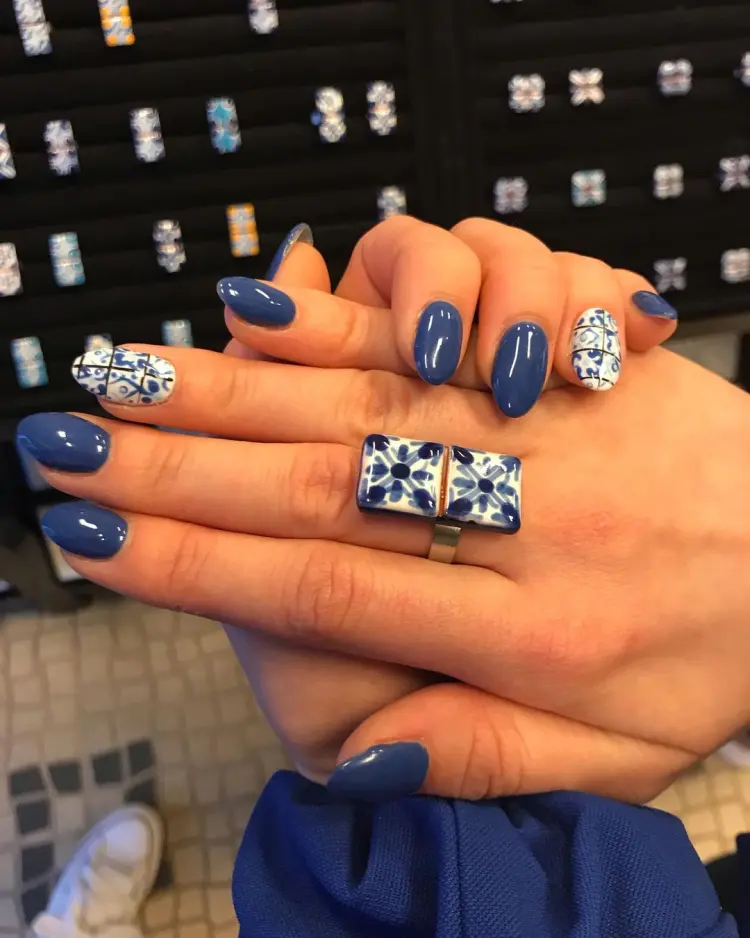 déco d'ongles intéressante avec des motifs en blanc et bleu pazurki katarzyny instagram