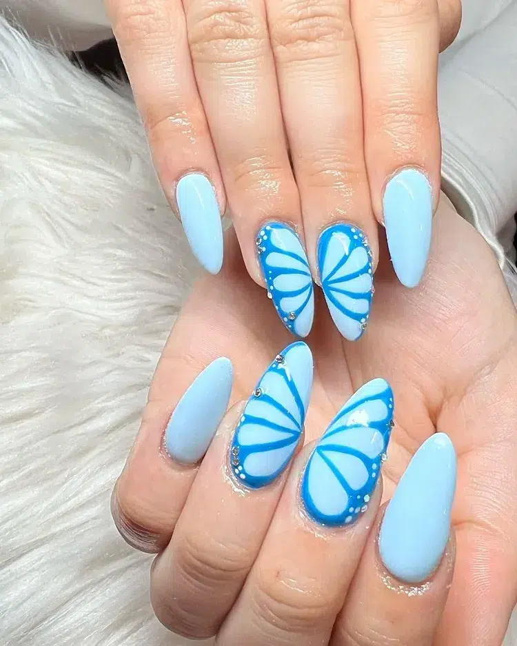 déco ongles papillons en bleu pastel été 2024