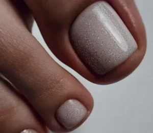 french pédicure nude pailletée tendance été 2024