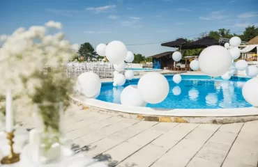 idée de déco de piscine avec des ballons milanmarkovic78 shutterstock