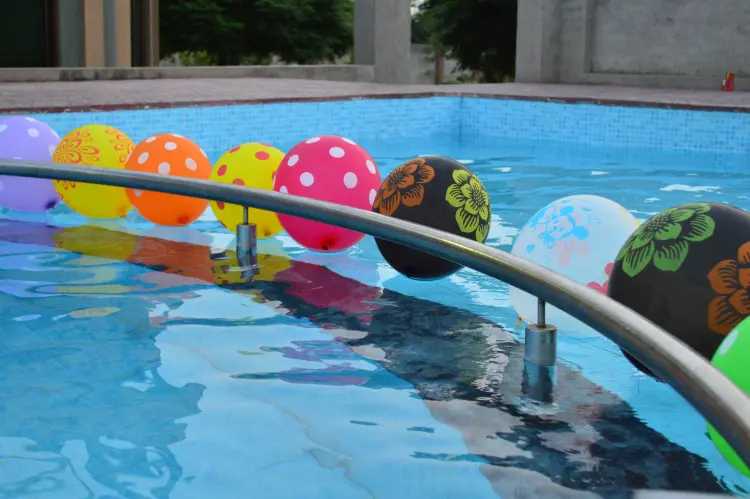 idée de déco de piscine pour un évenement avec des balles tahashahidofficial shutterstock