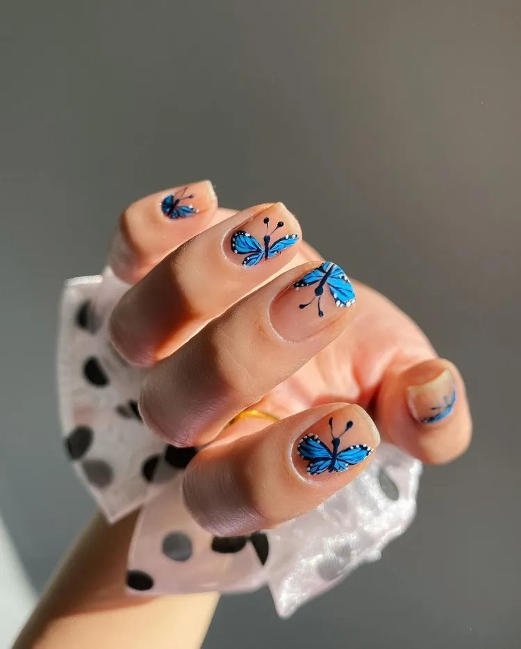 idée de nail art pour ongles courts à motif papillon