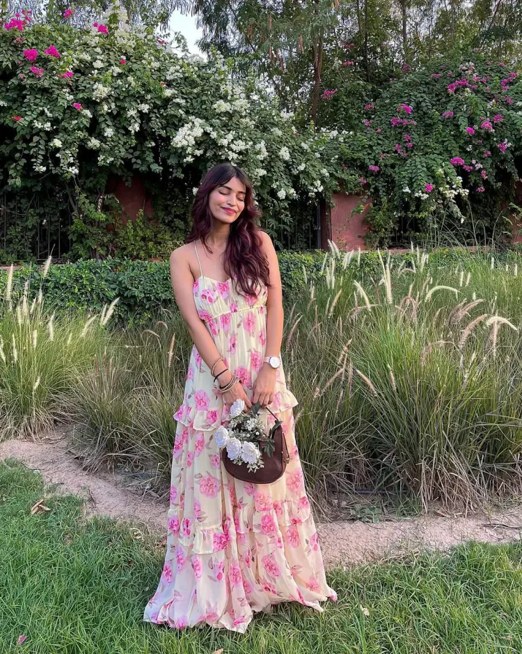 idée de tenue pour l'été avec robe longue florale thetanishasharma instagram