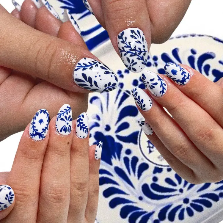 idée déco ongles avec des motifs en bleu et blanc 