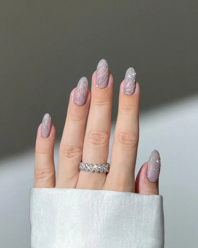 idée déco ongles mariage été 2024 papillons argentés