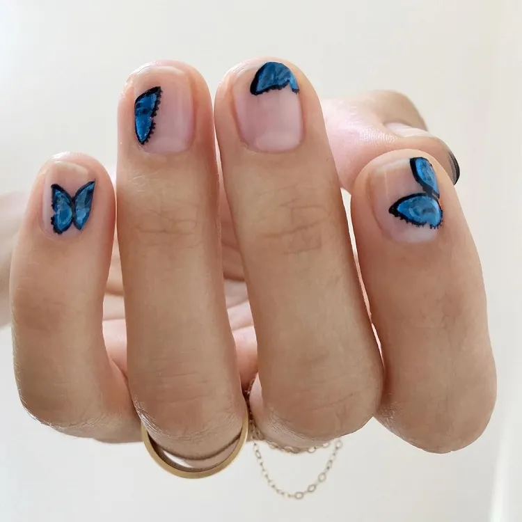 idée nail art manucure nude à motif papillon pour l'été 2024 sur ongles courts