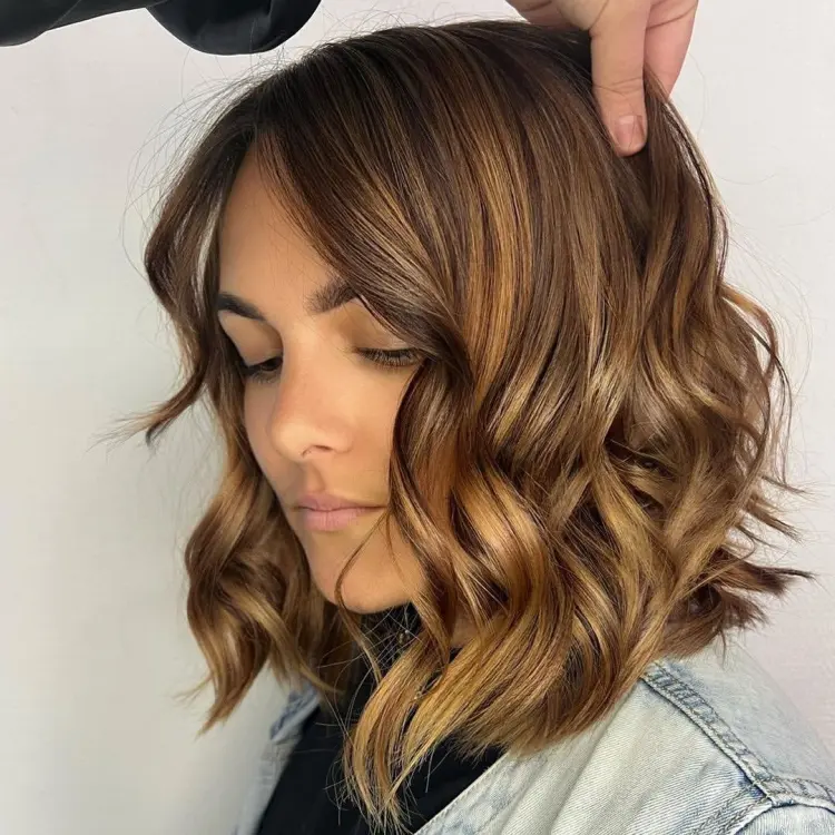 idée pour un balayage caramel sur cheveux courts 