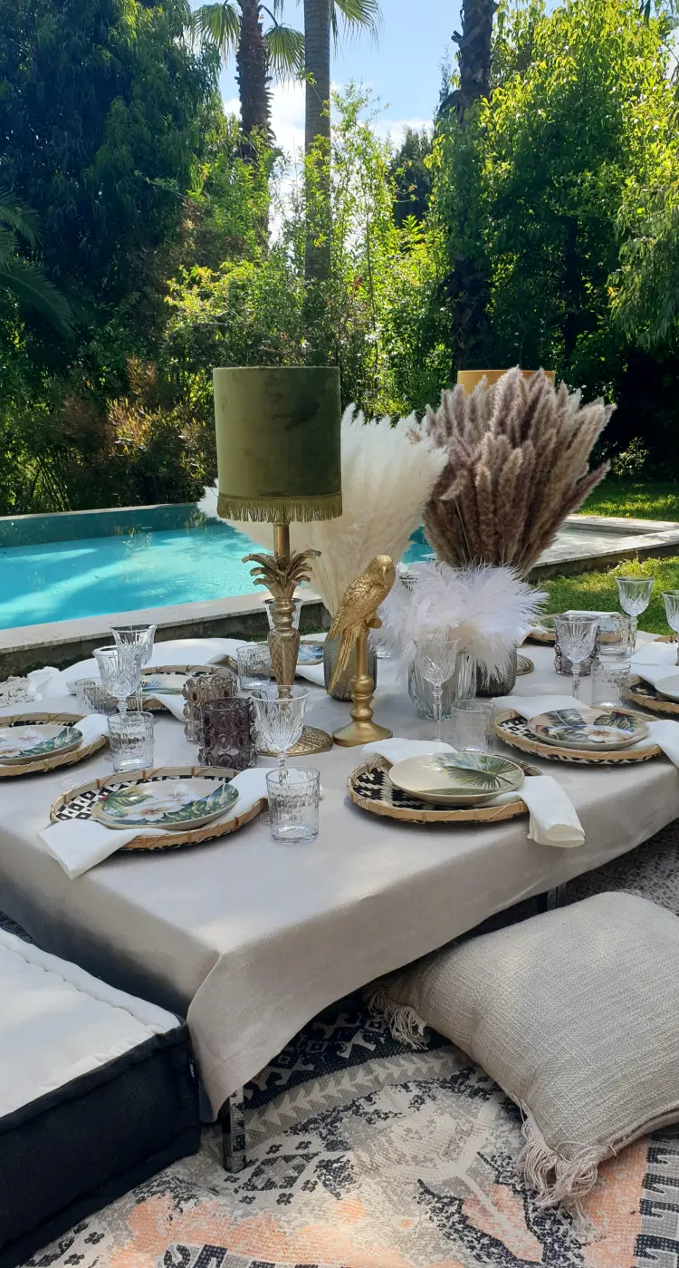 idée pour une déco de table autour de la piscine nadinej shutterstock