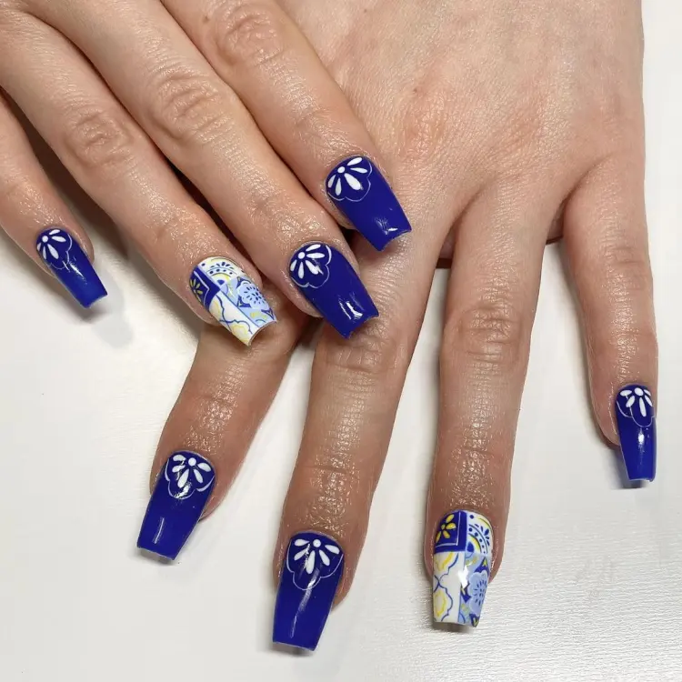 idée pour une manucure moderne et tendance nailsbykirstenchanel instagram