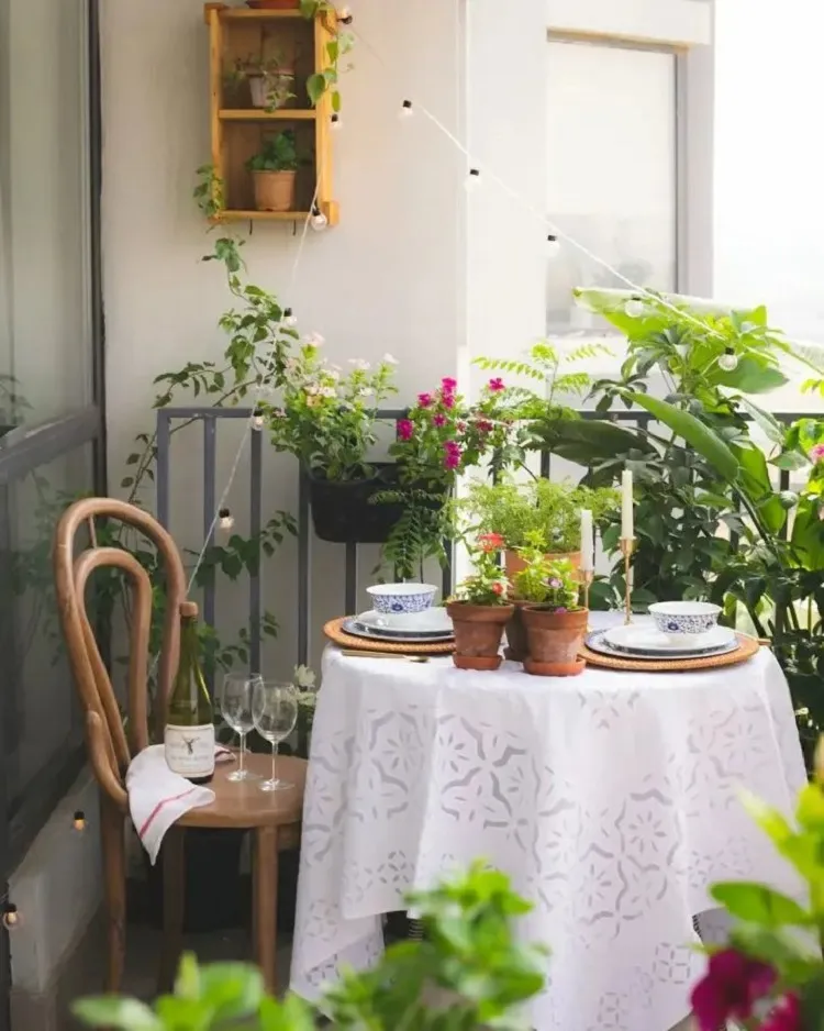 jardin avec un coin repas sur un balcon d'appertement urbain