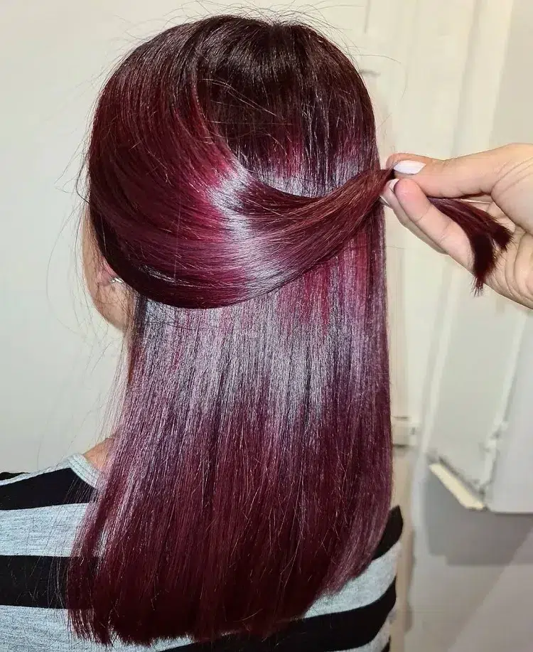 les couleurs de cheveux rouges vieillissent le visage après 50 ans