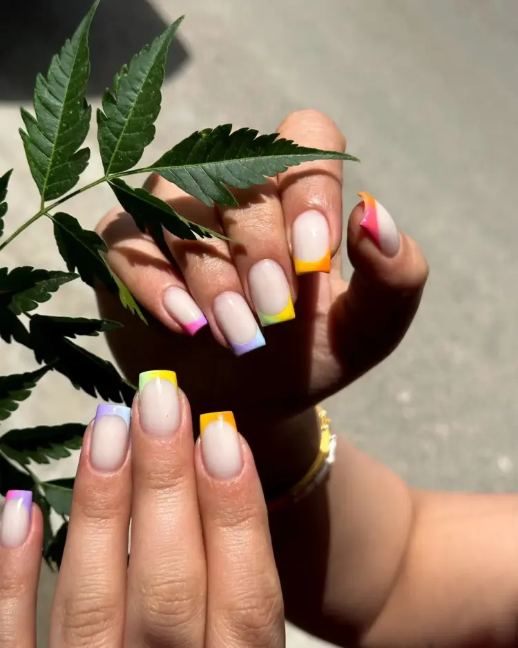 manucure juillet 2024 avec des bouts en couleur kozhin for nails instagram