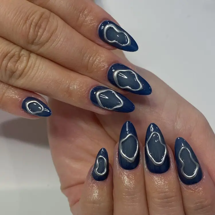 nail art en bleu avec des éléments 3d en argenté nailsbykirstenchanel instagram