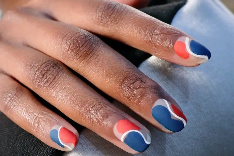 nail art negatif space en bleu, blanc et rouge jinsoon instagram