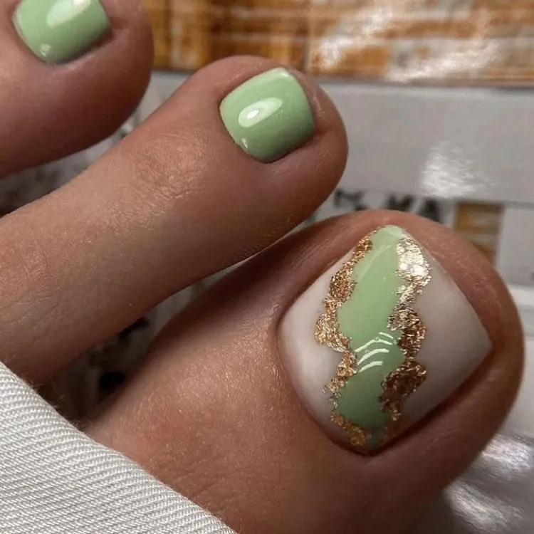 nail art pédicure vert nude doré