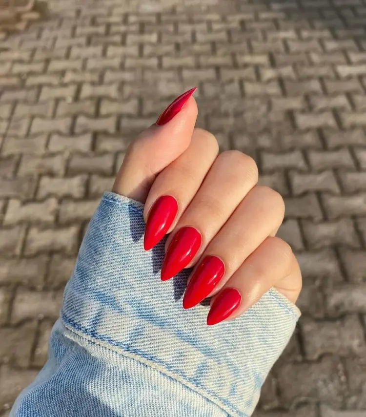 nail art rouge tomate pour l'été 2024 