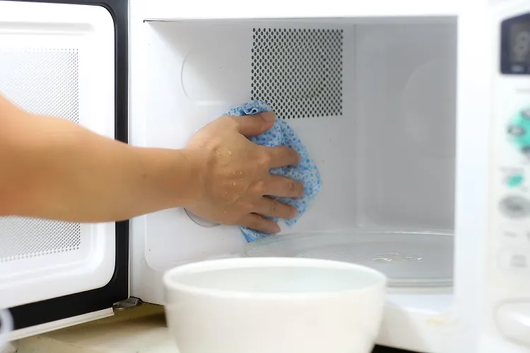 nettoyer micro onde liquide vaisselle et eau tiède