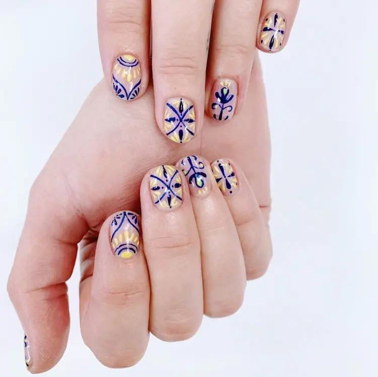 ongles azulejos avec des motifs en jaune 