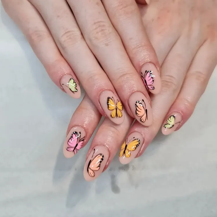 ongles papillons dépareillés tendance nail art été 2024