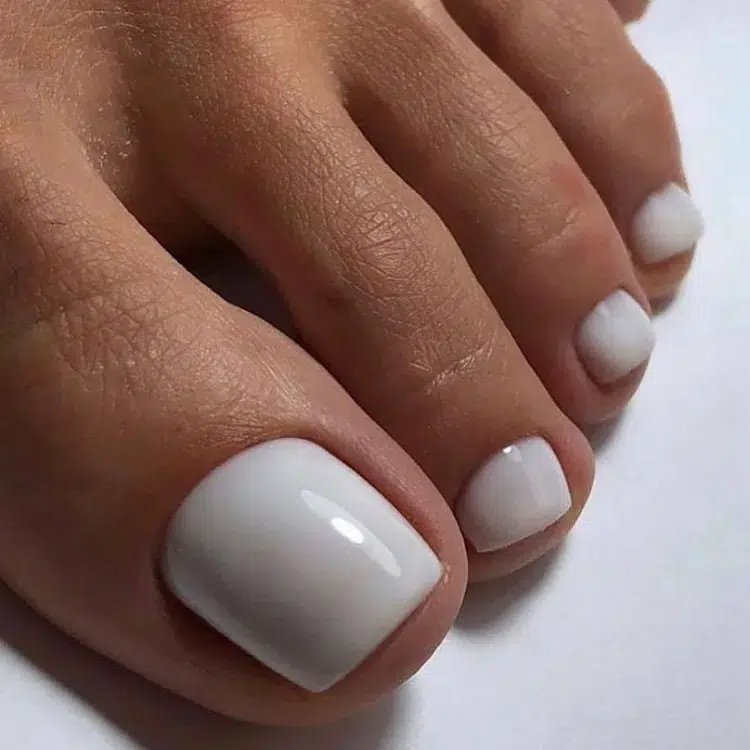 ongles pieds en blanc laiteux