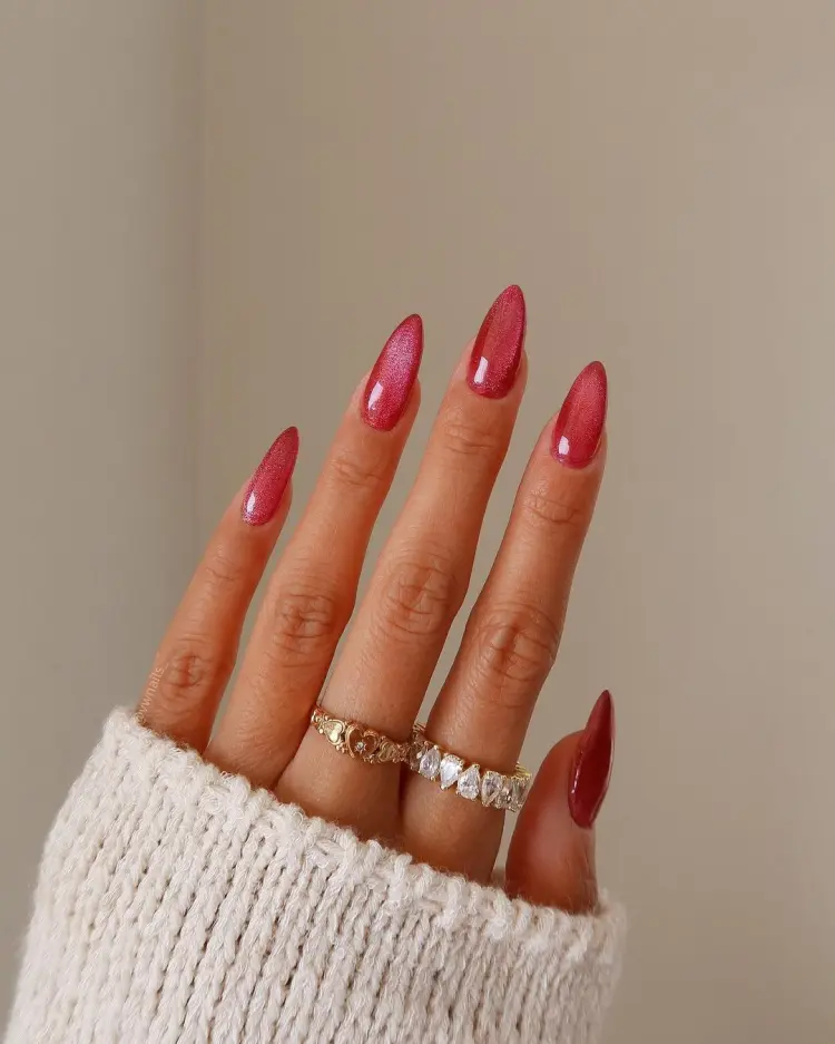 ongles rouges avec des paillettes