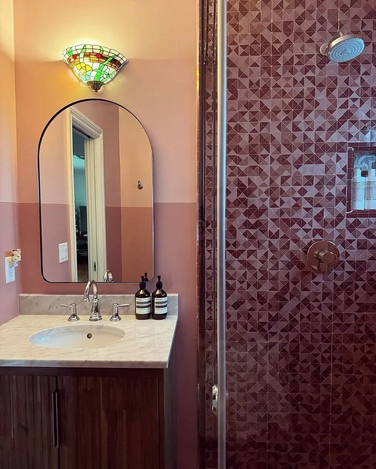 petite salle de bain luxueuse sur mesure en mosaïques colorés