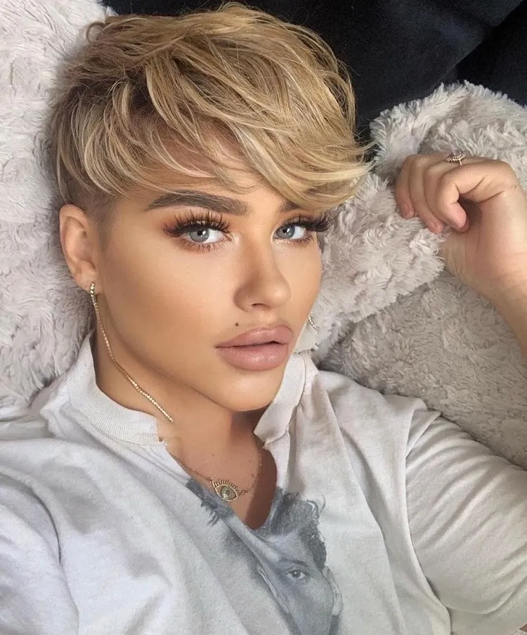 pixie cut avec une frange longue effilée en champagne blond