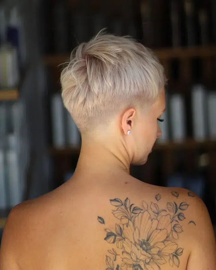 pixie cut en blond scandinave pour l'été 2024