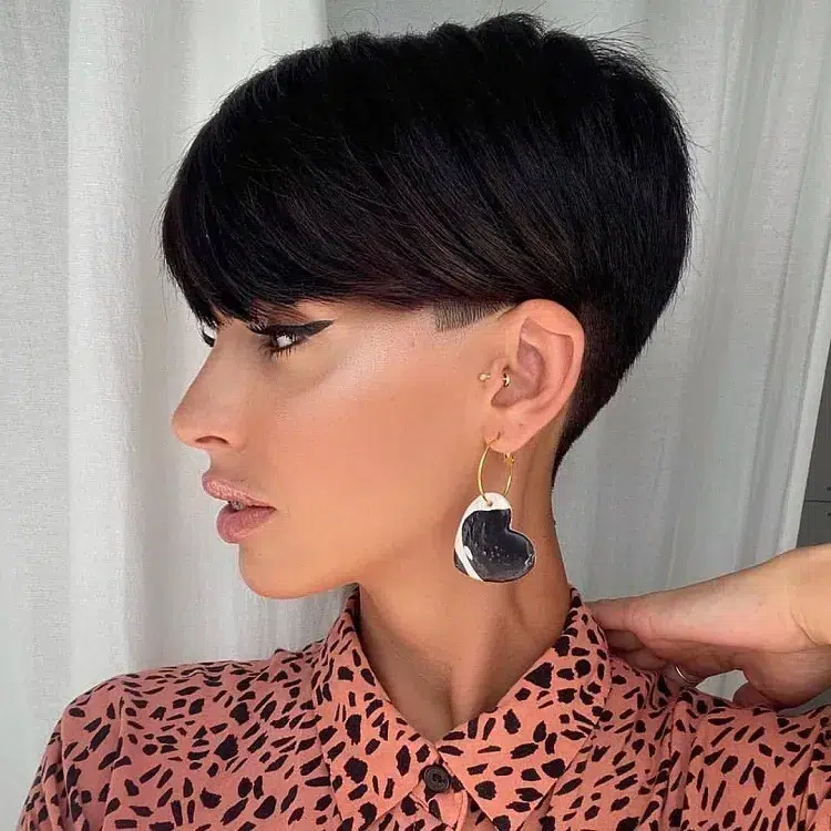 pixie cut en noir ébène pour donner du volume aux cheveux courts fins