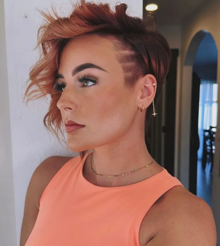 pixie cut roux enflammé avec une frange pour une coupe et une coloration tendance été 2024